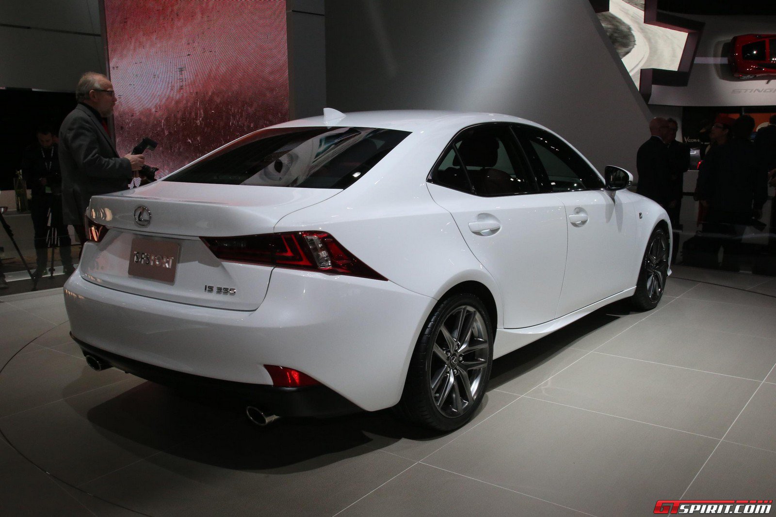 Белоснежный 2014 Lexus IS поразил Детройт